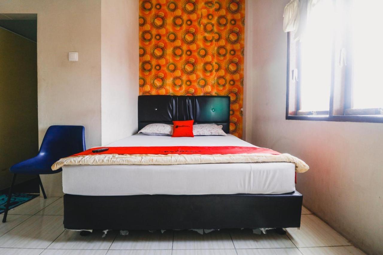 מלון Reddoorz Near Jalan Gatot Subroto מדאן מראה חיצוני תמונה